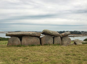 Allée couverte les Trois Tables Place Ile Milliau Côtes-d'Armor Allée couverte les Trois Tables Place Ile Milliau